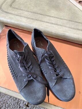 TOMS women’s Grey Suede Lace-Up Casual Sneakers